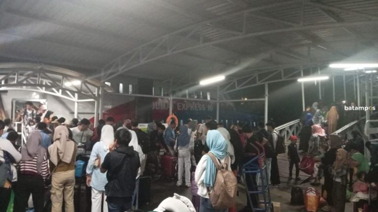 Puncak Arus Balik, 8.187 Penumpang Turun di Pelabuhan Domestik Sekupang