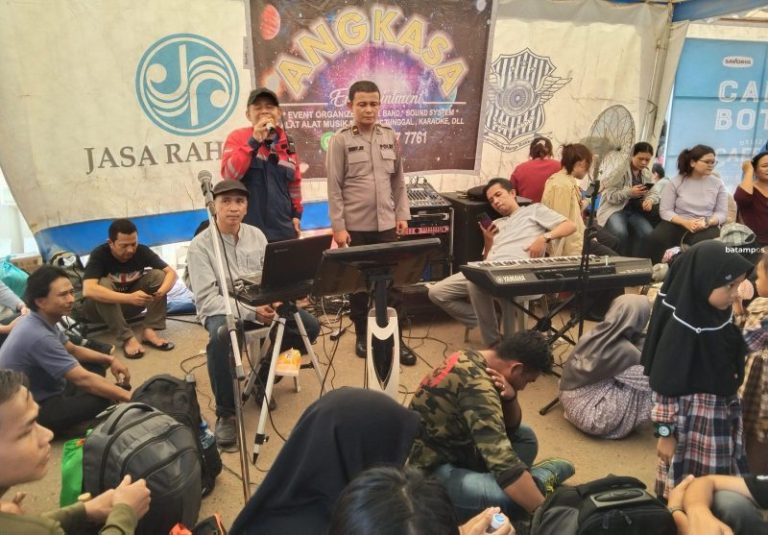 Penumpang Kapal Kelud Dihibur Musik di Ruang Keberangkatan
