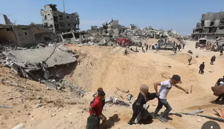 Susah Payah, Warga Palestina Kembali ke Rumah Mereka yang Hancur di Khan Younis