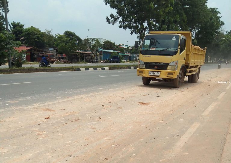 Membahayakan Pengendara, Lumpur Bertebaran di Sepanjang Jalan Akibat Hilir Mudik Truk Pengangkut Tanah