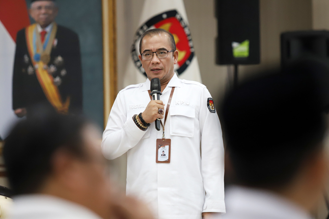 Seorang Wanita Laporkan Ketua KPU ke DKPP