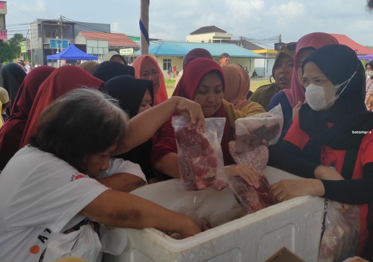 Pasar Murah, Warga Buru Daging Sapi Beku