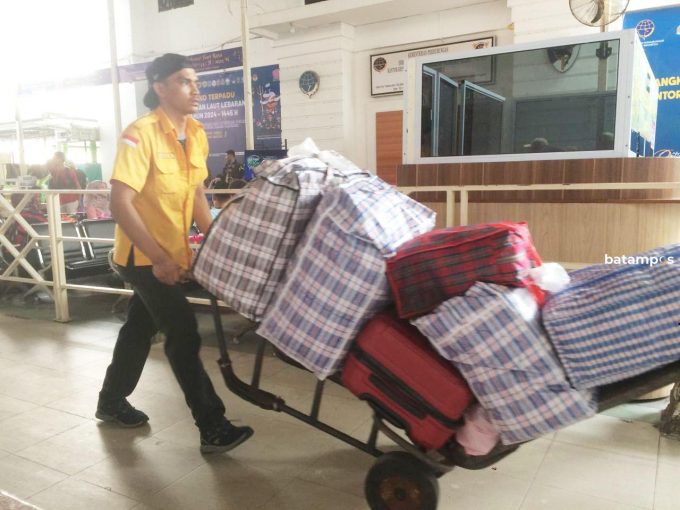 Musim Mudik Membawa Berkah Bagi Porter Pelabuhan