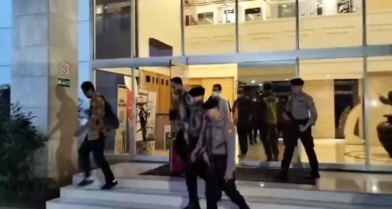 Geledah Kantor Sekjen DPR, Penyidik KPK Bawa Dua Koper dan Satu Ransel