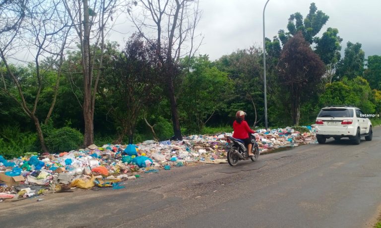 Usai Lebaran, Sampah Meluber Hingga ke Bahu Jalan