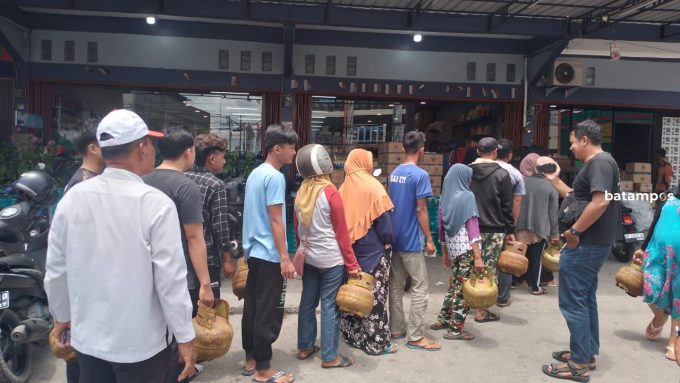 Warga Antre Beli Gas Melon