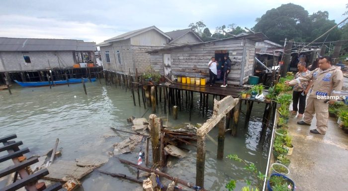 Rumah Nenek Rosnah di Kampung Tanjungtalok, Desa Teluk Sasah Ambruk