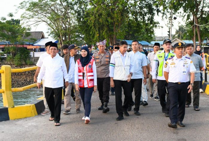  Gubernur Ansar Tinjau Kelancaran Arus Mudik di Pelabuhan Roro Tanjung Uban