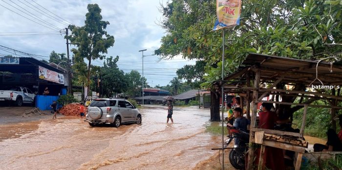 Jalan Indunsuri dekat Perumahan Alamanda, Tanjunguban Banjir, Warga Minta Sistem Drainase Diperbaiki