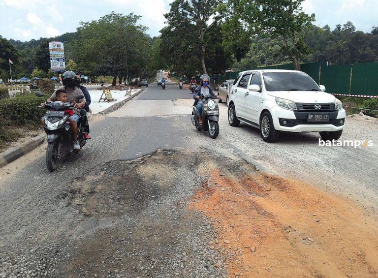 Jalan Rusak Tak Kunjung Diperbaiki Semakin Melebar
