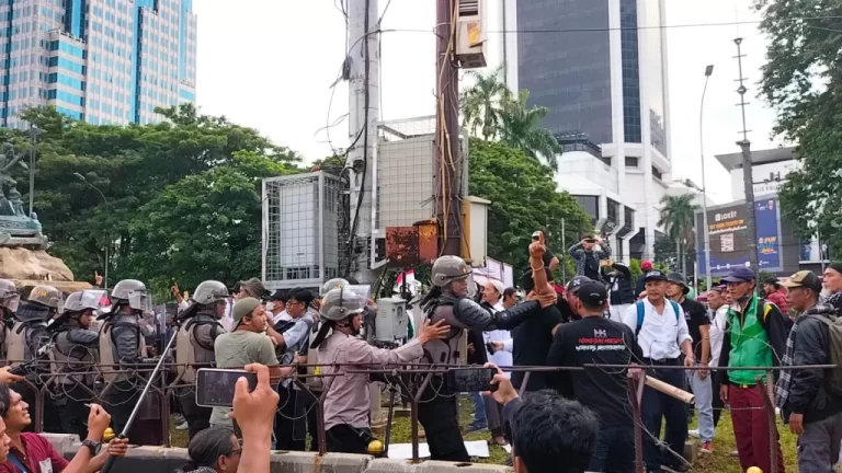 Jelang Putusan Sidang Sengketa Hasil Pilpres 2024 di MK, Massa Aksi di Patung Kuda Saling Lempar Batu