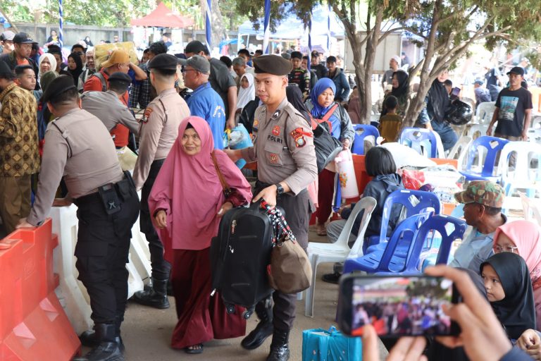 Sigap, Personel Polda Kepri Bantu Bawa Barang Pemudik Lansia Saat Arus Balik Lebaran
