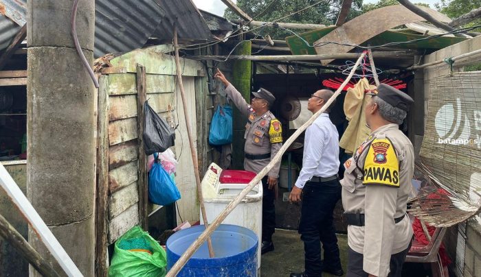Ada 9 Rumah Warga di Desa Teluk Sasah, Rusak Diterjang Angin Puting Beliung, 3 Rusak Berat