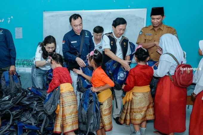 Asparnas Kepri dan Lion Club Singapura Bagikan Perlengkapan Sekolah di Tanjungpinang dan Bintan
