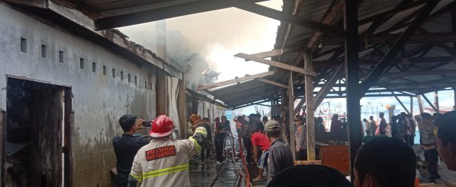 Gudang Penyimpanan Jaring di Baran Terbakar