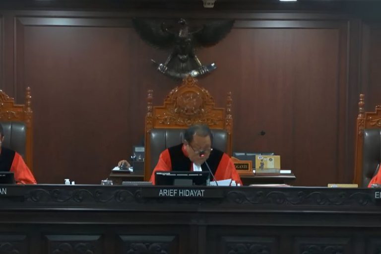 Hakim MK Pertanyakan Keabsahan Tanda Tangan Ketum NasDem Surya Paloh