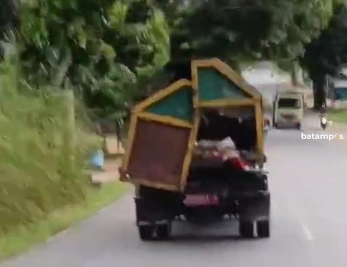 Bak Truk Sampah di Bintan Sudah Tak Layak, Pintu Nyaris Copot dan Membahayakan Pengguna Jalan Lain