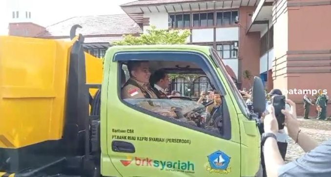 DLH Bintan Dapat Bantuan Satu Truk Amrol