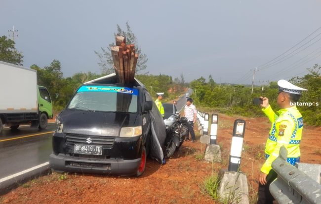 Diduga Masuk Jalur Lawan, Motor Tabrakan dengan Pikap di Jalan Lintas Barat