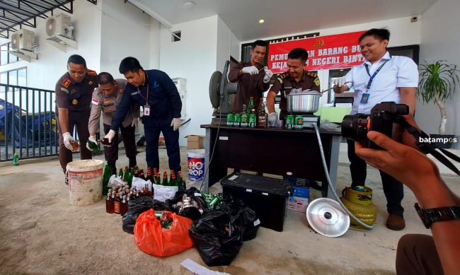 Kejari Bintan Musnahkan Barang Bukti, Sabu Direbus Air Mendidih, Mikol Dicampur Pembersih Lantai