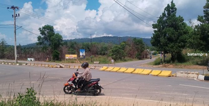 Dipasang untuk Cegah Kecelakaan, Beton Pembatas Jalan di Jalan Lintas Timur Malah Ditumbangkan