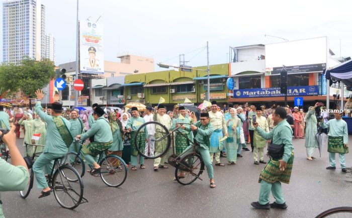 Pawai Taaruf MTQH Ke-X Kepri, Kafilah dari Bintan Tampilkan Mobil Hias hingga Sepeda Ontel