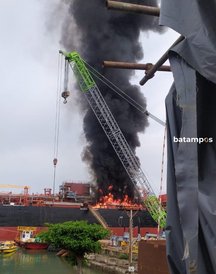 Kapal Docking Terbakar di area Galangan Kapal PT. Singatac Bintan di Lobam
