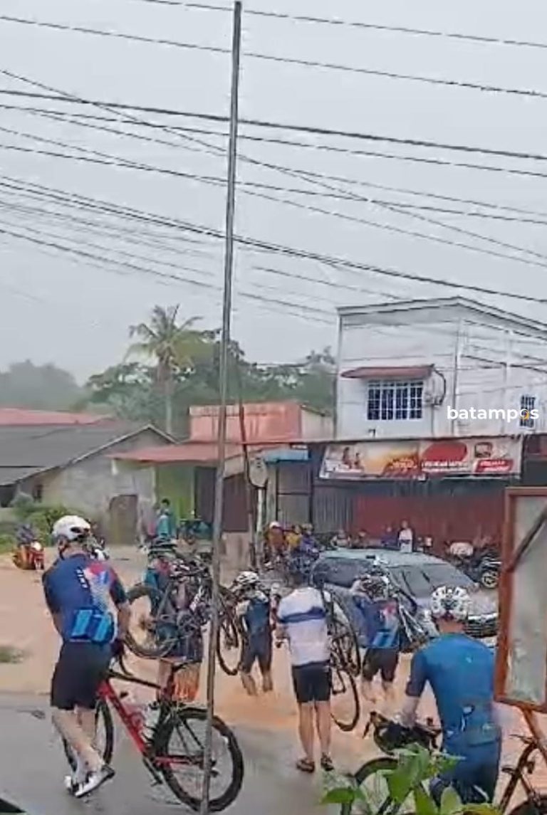 Terobos Banjir di Simpang Alamanda, Tanjunguban Sejumlah Bule Pilih Angkat Sepeda