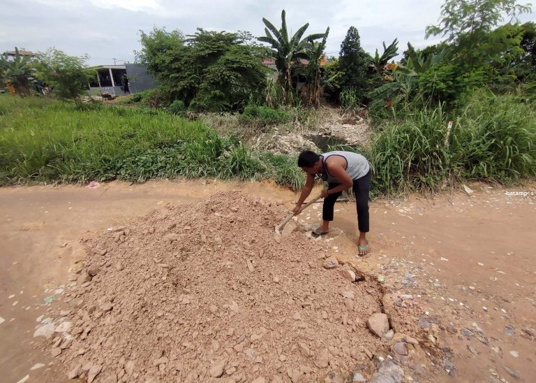 Gorong-gorong Amblas di Tanjunguncang Belum Diperbaiki, Warga Kesulitan dengan Akses Jalan Masuk