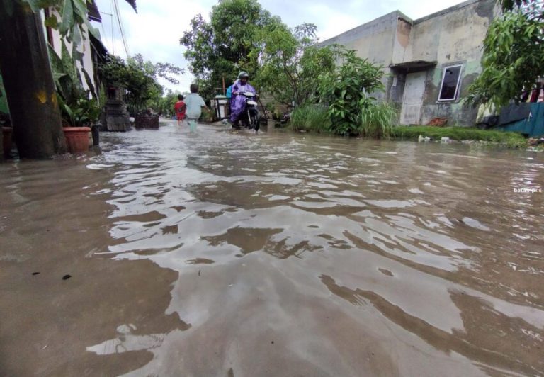 Becek dan Berlumpur Saat Hujan, Bertahun-Tahun Jalan Pemukiman di Tanjunguncang Tidak Diaspal