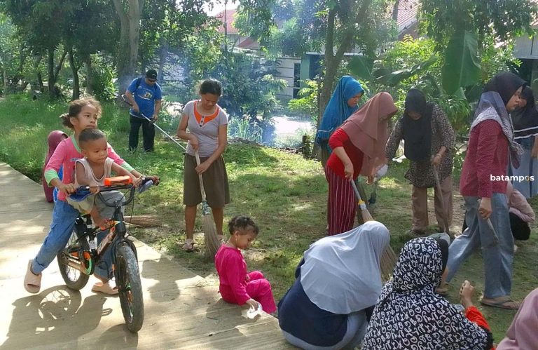 Cegah Demam Berdarah, Warga Batuaji Gotong Royong Bersihkan Lingkungan