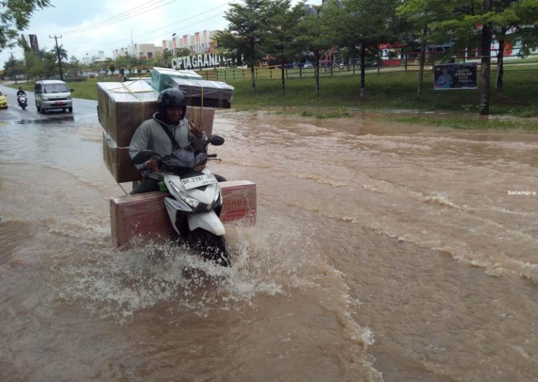 BMKG: Hujan Lebat Guyur Batam dan Kepri Akhir Pekan Ini, Waspada Banjir dan Gelombang Tinggi