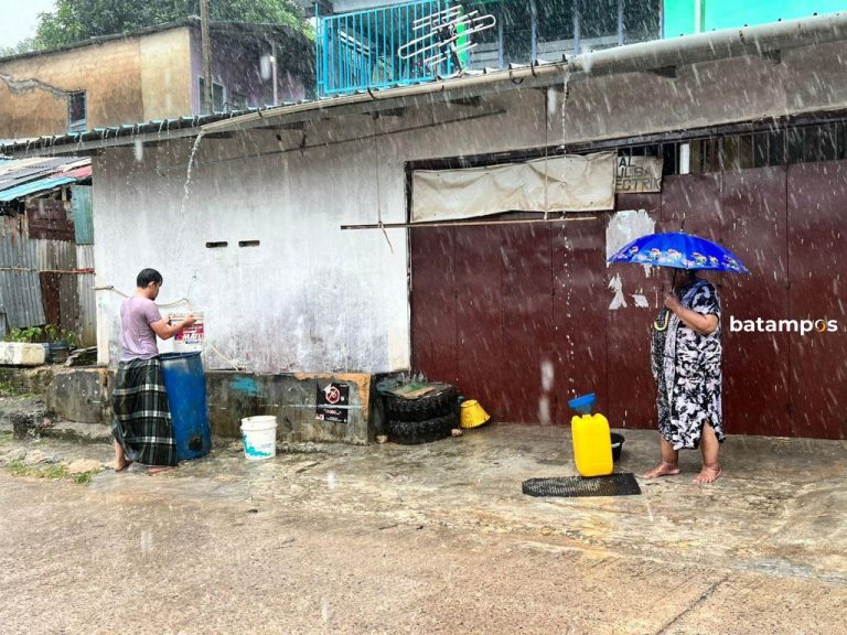 Warga Menangis Lihat Kamar Mandi Tanpa Aliran Air 6 Hari