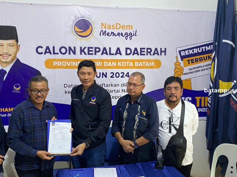 Sekda Batam Jefridin Kembalikan Formulir Bacalon Kepala Daerah Kepada Partai NasDem