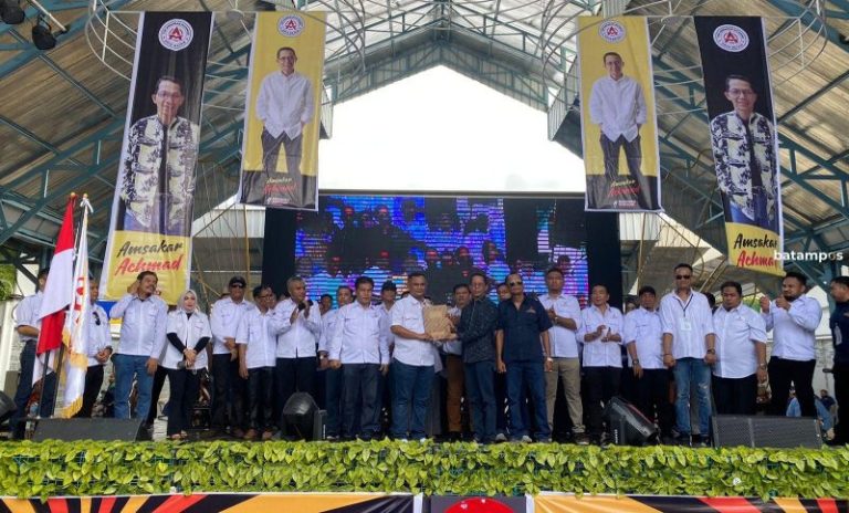 Ribuan Pendukung Membeludak Hadiri Pengukuhan Tim Amsakar Achmad