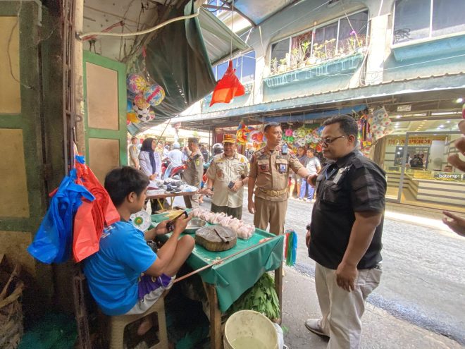 Satpol PP Tertibkan PKL di Sekitar Pasar Encik Puan Perak