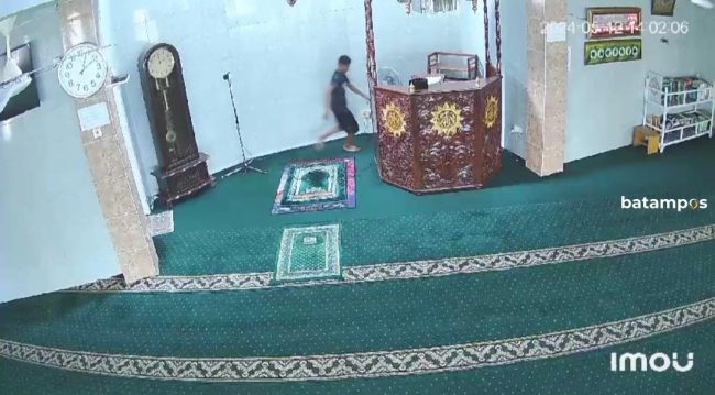 Seorang Remaja Beraksi Membongkar Kotak Infak Masjid