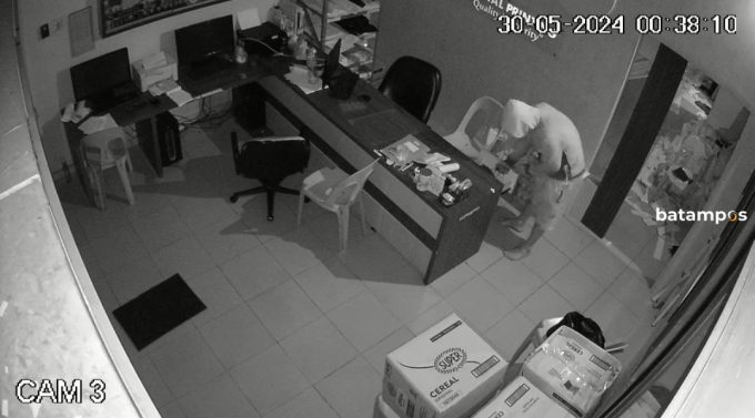 Pencuri Gasak Uang Toko Percetakan