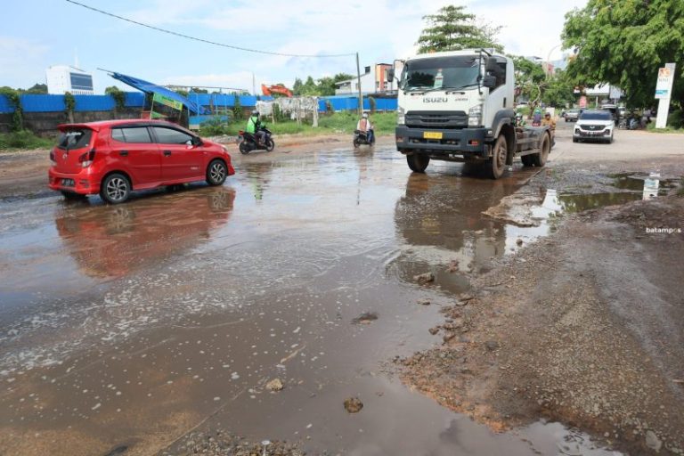 Jalan Laksamana Bintan Depan Kawasan Industri Rusak Parah