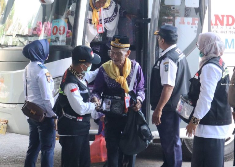 JCH Kloter 3 Batam Diberangkatkan Menuju Madinah, Ada yang Ditunda