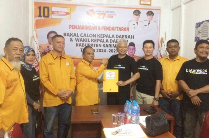 Raja Bakhtiar Ambil Formulir Pendaftaran Bakal Calon Bupati ke Partai Hanura