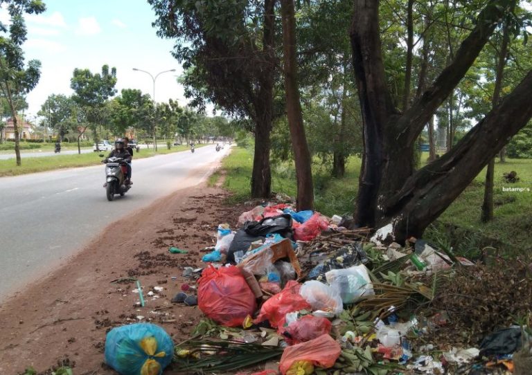 Sudah Dipasang Garis Pembatas, Warga Masih Buang Sampah di TPS Liar