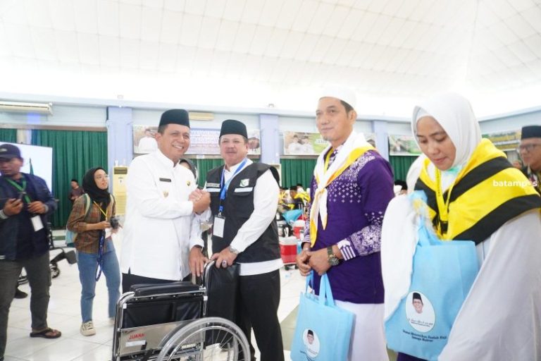Gubernur Ansar Doakan JCH Embarkasi Batam Menjadi Haji yang Mabrur