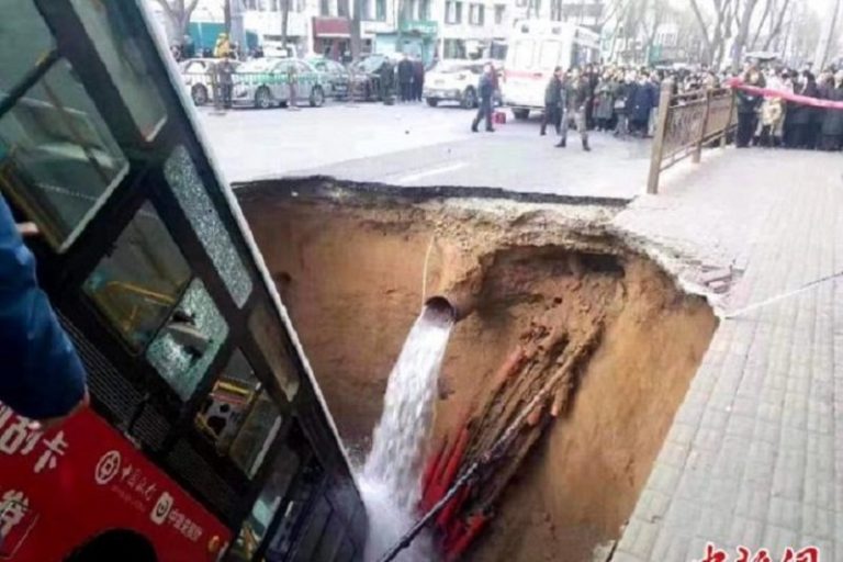 Jalan Raya di China Amblas, Sedikitnya 19 Orang Tewas