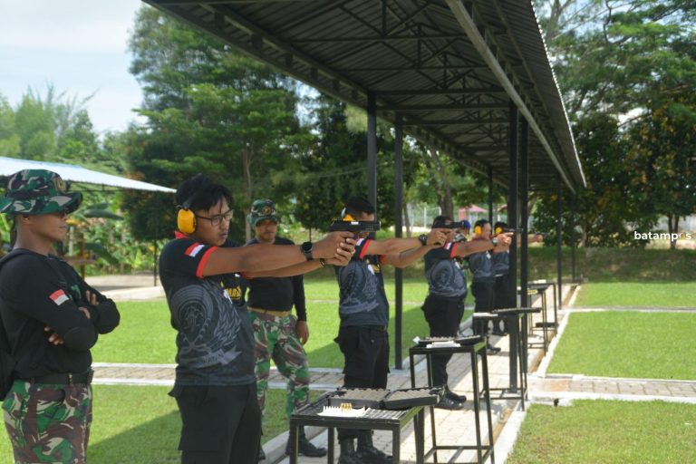 Petugas Rutan Batam Asah Kemampuan Menembak di Lapangan Tembak Yonif 10 Marinir/SBY
