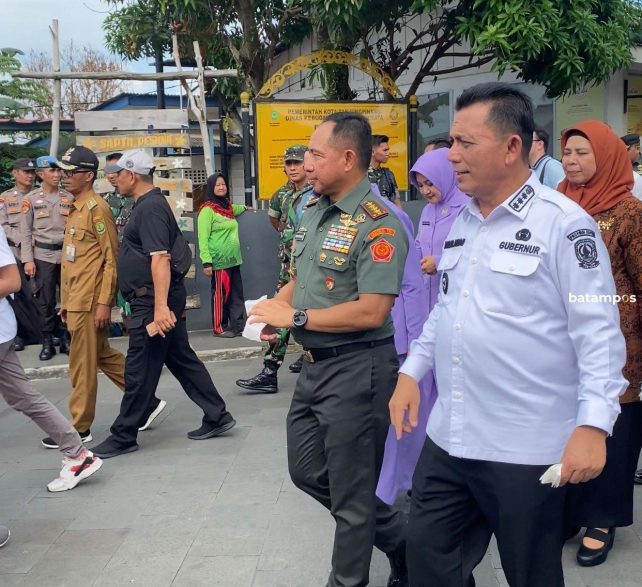 Didampingi Gubkepri Wisata Religi ke Penyengat, Panglima TNI: Tertata Rapi, Wisatanya Bisa Siang atau Malam