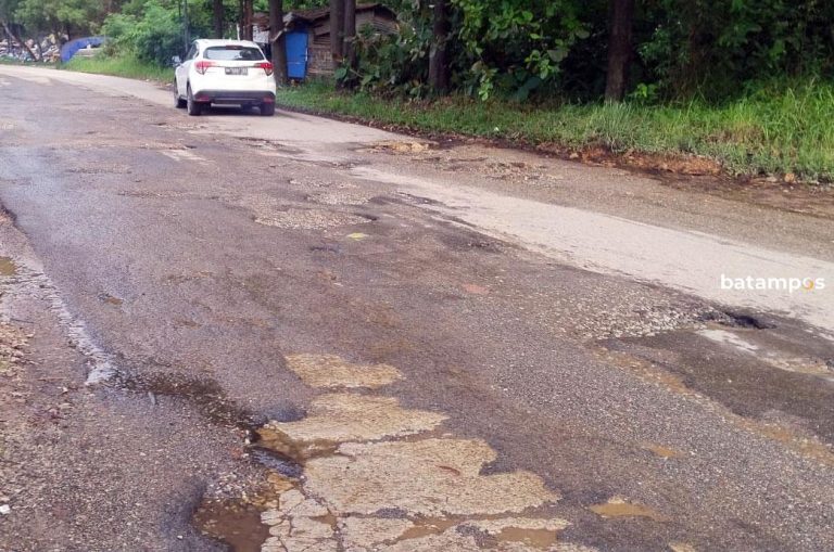 Jalan Rusak Berlubang di Tiban Ancam Keselamatan Warga