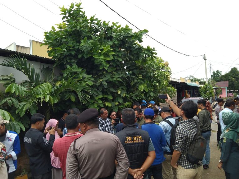 Atas Gugatan Pihak Pengembang, Juru Sita PN Batam Eksekusi Rumah di Tanjunguncang