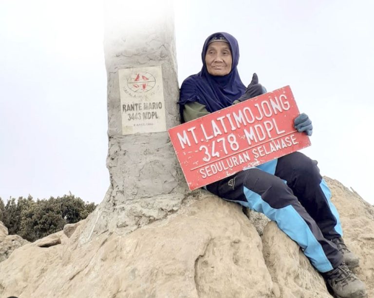 Di Usia Jelang 71 Tahun, Mbah Wahyuni Terus Mendaki Gunung