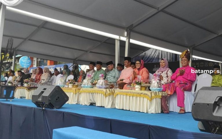 Gubernur Ansar Lepas Pawai Ta’aruf, sempena Musabaqoh Tilawatil Quran dan Hadits X di Batam